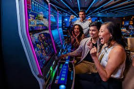 Antarmuka aplikasi mobile apin toto menampilkan menu permainan slot dan live dealer